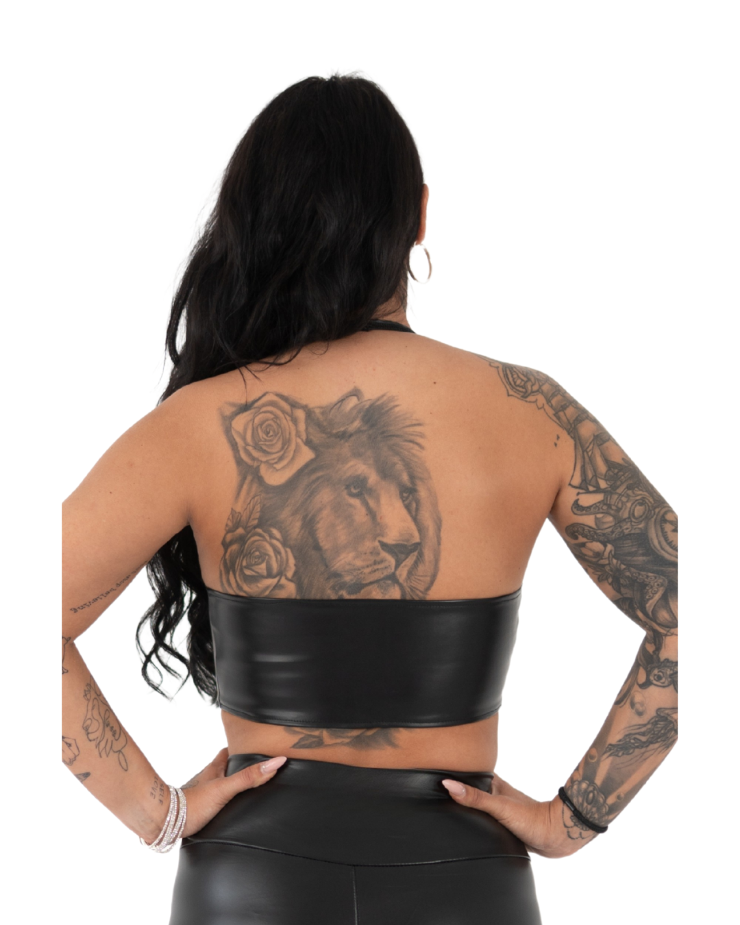 Sexy Leder Crop Top Seduction™ – schwarzes Kunstleder, glänzendes Finish, vorne geschnürt, Neckholder, rückenfrei – perfektes kinky Party Outfit für Festival oder Nachtclub.
