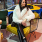 Model präsentiert die GlamShape™ Thermo Kunstlederleggings von Snodis mit hochtailliertem Design, gestylt mit einem Oversize-Mantel und Stiefeln für einen warmen Winterspaziergang.