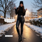 Snodis Thermo Winter Leggings mit Po Push Effekt und Shaping Effekt: Frau steht im Winter auf der Straße und trägt die flauschig, gefütterten Kunstlederleggings. Die High-Waist-Leggings aus Kunstleder bieten Wärme, Stil und Komfort – ideal für kalte Wintertage. Perfekte Wahl für eine formende Passform und sexy Silhouette. Jetzt die Snodis Thermo Shaping Leggings entdecken!