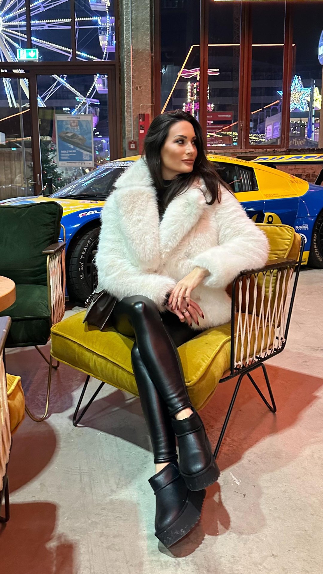 Model präsentiert die GlamShape™ Thermo Kunstlederleggings von Snodis mit hochtailliertem Design, gestylt mit einem Oversize-Mantel und Stiefeln für einen warmen Winterspaziergang.