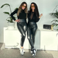 Zwei Frauen tragen die Snodis Thermo Shaping Leggings in Schwarz – perfekt kombiniert mit stylischen Oberteilen und Sneakers. Die Leggings zaubern eine schlanke Silhouette, bieten optimalen Tragekomfort und halten auch bei kalten Temperaturen warm. Ideal für Modefans, die Eleganz und Funktionalität vereinen möchten. Jetzt entdecken: Snodis Thermo Shaping Leggings.
