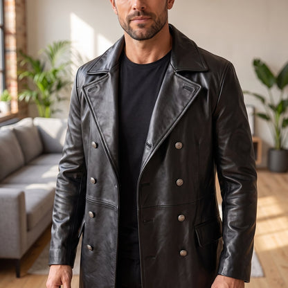 NoirCoat™ Kunstleder Mantel – Revers und zweireihige Knopfleiste im Detail