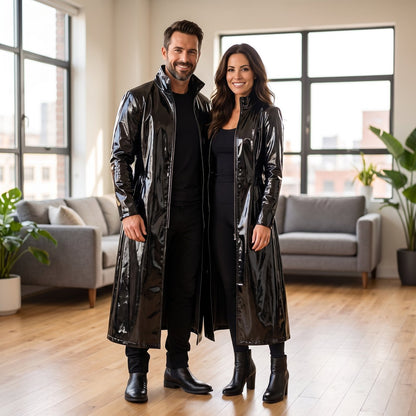 Paar im NoirStorm™ Wetlook Mantel – Partner-Look für Damen & Herren | model:both