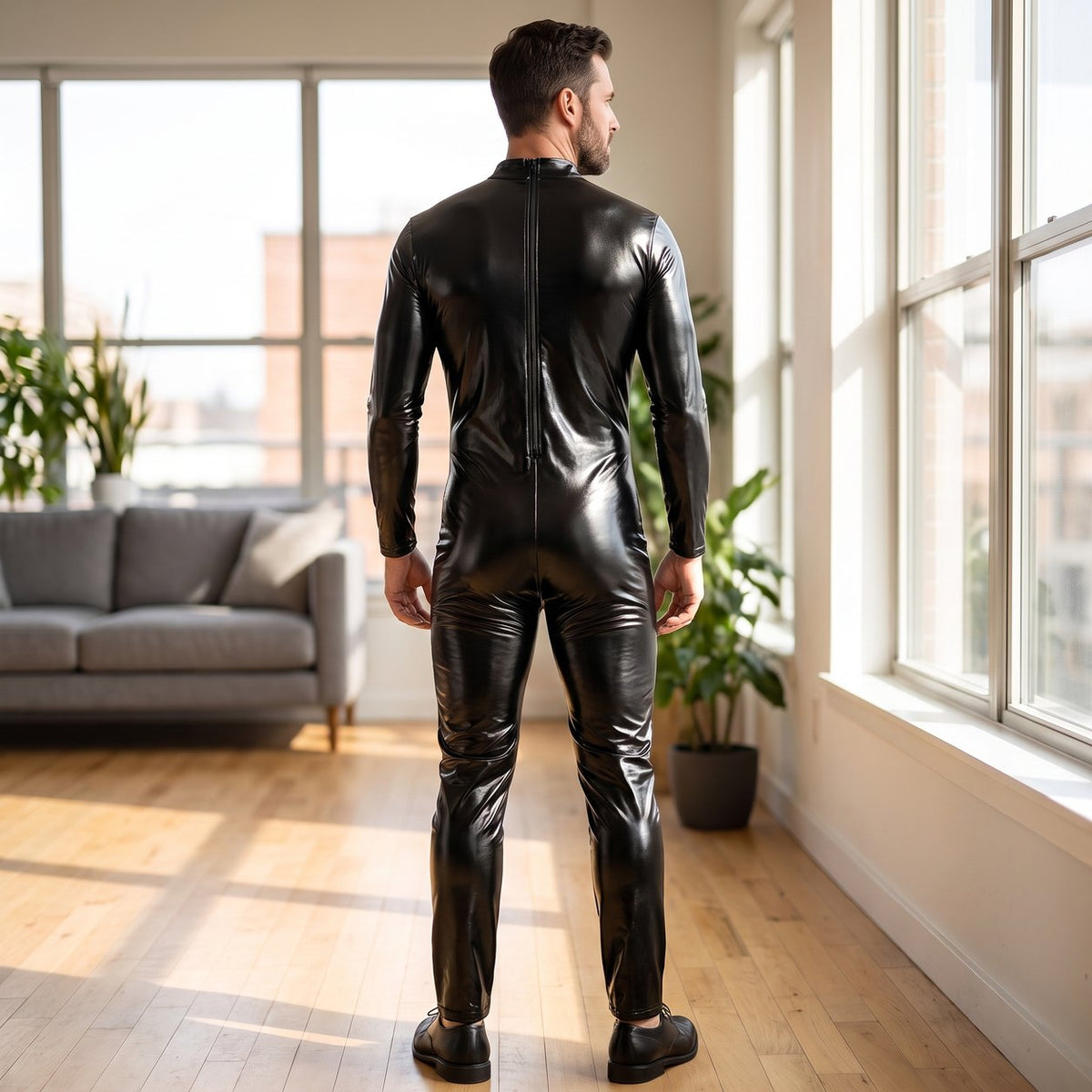 Mann im NoirSuit™ Wetlook Bodysuit – Rückansicht | model:male