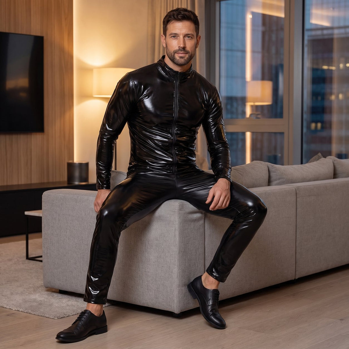 Mann im glänzenden NoirSuit™ Wetlook Bodysuit am Abend | model:male
