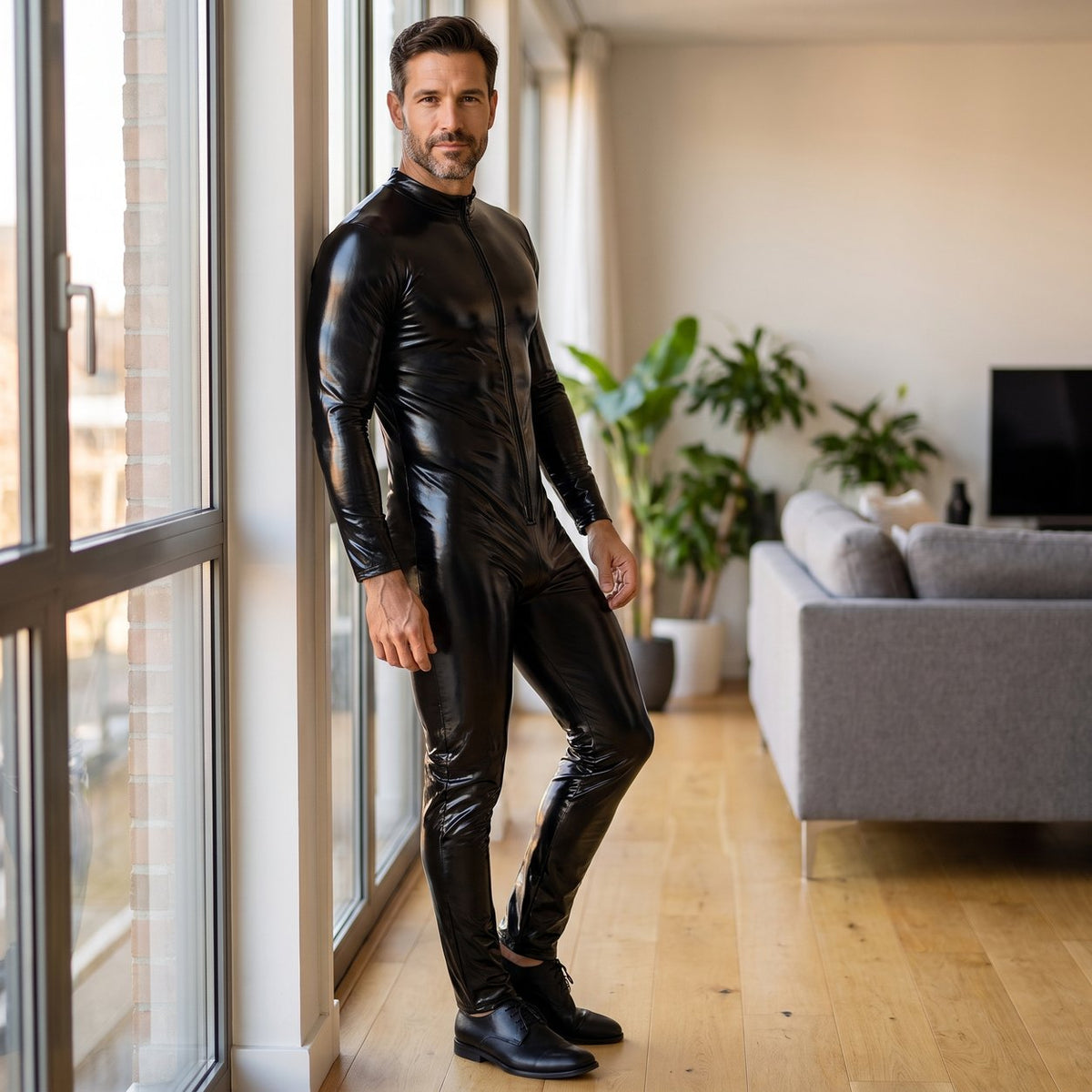 Mann im NoirSuit™ Wetlook Bodysuit – Seitenansicht | model:male