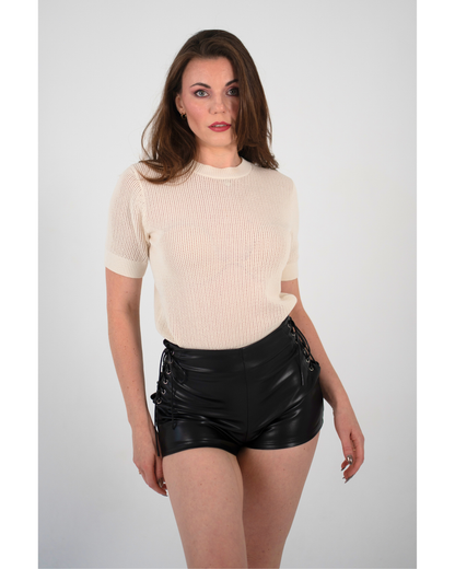 2. Schwarze Kunstleder Shorts für Damen mit Glanzeffekt – Seduction Modell mit sexy High Waist Passform und Schnürung an der Seite.