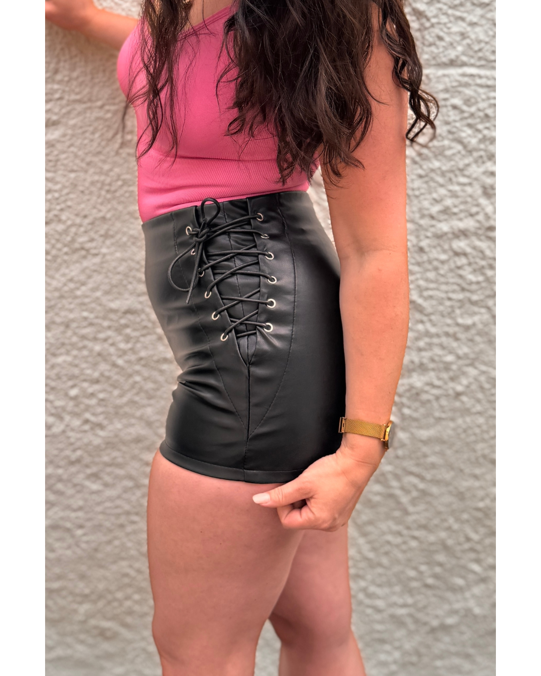 Detailaufnahme der schwarzen Seduction Leder Shorts – leicht glänzendes Finish, feine Schnürung an der Seite, hochwertige Verarbeitung.