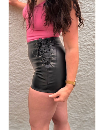 Detailaufnahme der schwarzen Seduction Leder Shorts – leicht glänzendes Finish, feine Schnürung an der Seite, hochwertige Verarbeitung.