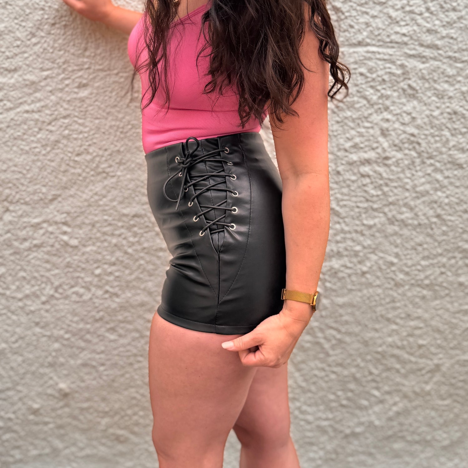 Detailaufnahme der schwarzen Seduction Leder Shorts – leicht glänzendes Finish, feine Schnürung an der Seite, hochwertige Verarbeitung.