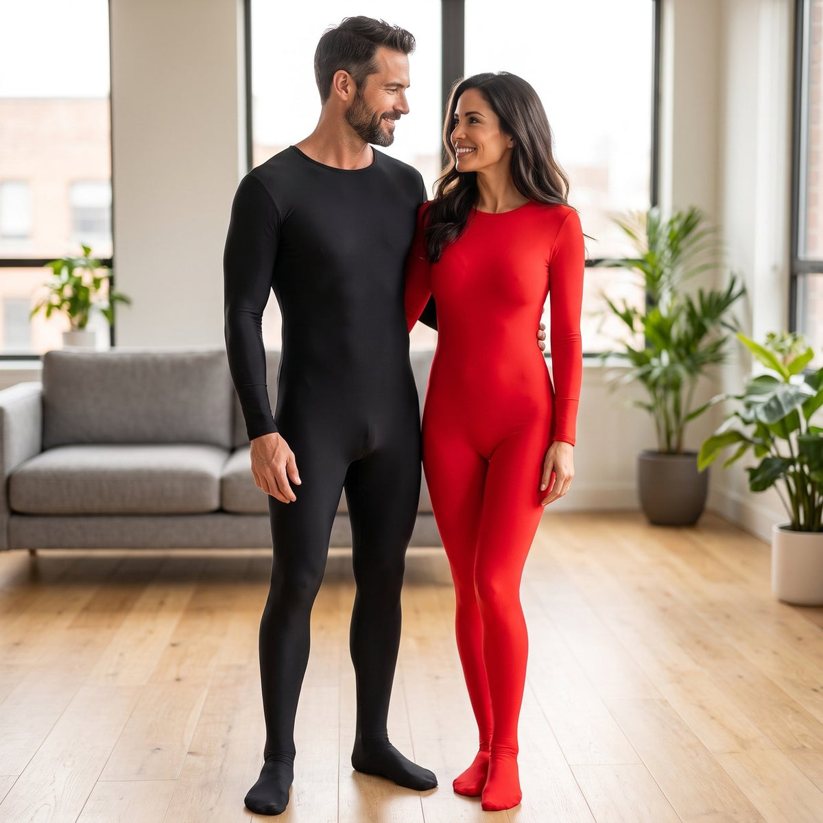 Paar im SkinFlex™ Stretch Bodysuit in Schwarz und Rot | model:both