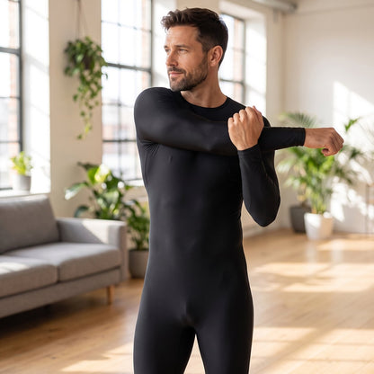 Mann im SkinFlex™ Stretch Bodysuit in Schwarz – Seitenansicht | model:male